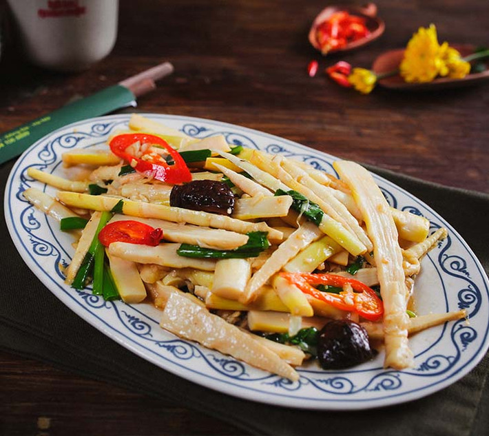 Măng sặt giờ đây đã trở thành món ăn yêu thích của cả nhiều người dân thành phố. Vào mùa măng khắp nơi từ vùng thấp đến vùng cao, từ miền núi đến đồng bằng đều bán loại măng này. Món ăn tuy giản dị nhưng hội tụ đầy đủ sự tinh túy của núi rừng Tây Bắc với vị thơm ngon. Ảnh: Internet. Video "Chế biến món ngon từ nấm đông cô". Nguồn: VTC.