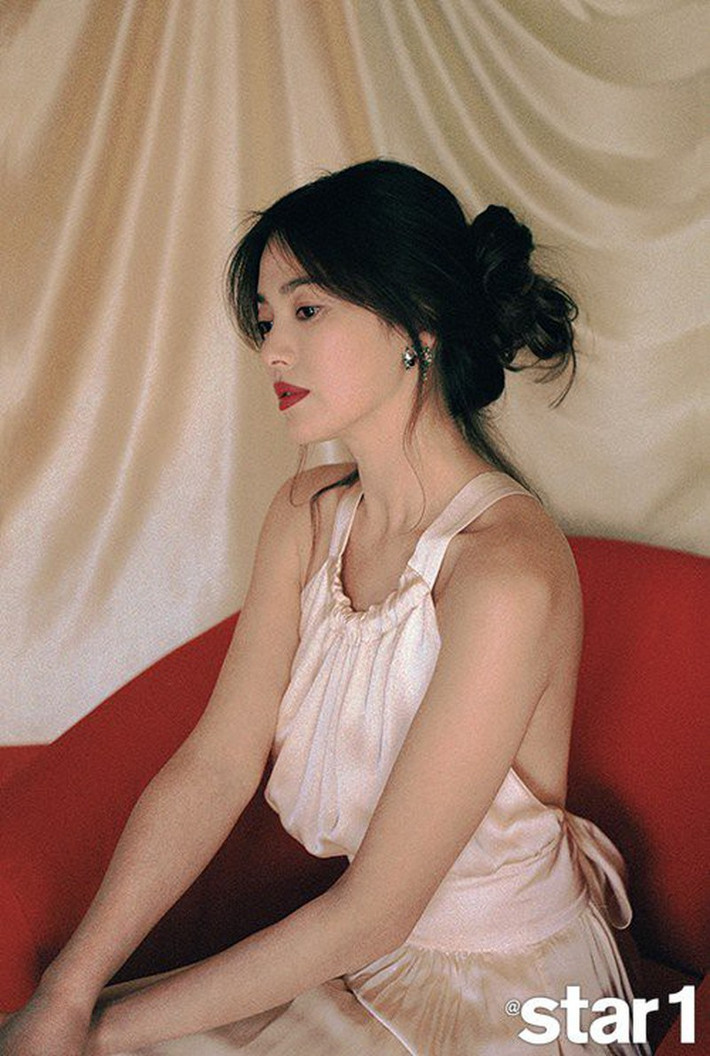 Trong một shot hình khác, Song Hye Kyo tự tin khoe lưng trần trong chiếc đầm hở hưng.