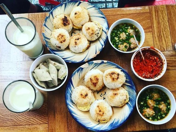 Ở Đà Lạt, bánh căn ăn kèm nước chấm pha mỡ hành, thêm xíu mại và giò tạo nên hương vị hấp dẫn khó quên. Bạn có thể tìm thấy các quán bánh căn ngon dọc đường Tăng Bạt Hổ.