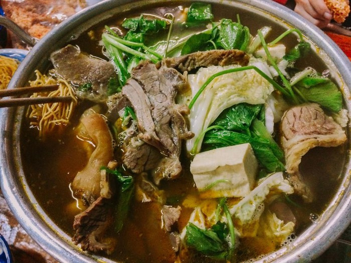 Thời điểm lý tưởng nhất để thưởng thức món lẩu huyền thoại này là những ngày Đà Lạt vào đông se lạnh. Khu Ba Toa và đặc biệt Lẩu bò Quán Gỗ là địa chỉ nổi tiếng với món ăn này.