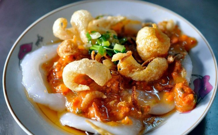 Bánh bèo số 4 Bà Hường: Bánh bèo ở quán được hấp dẻo mềm, vừa ăn, phía trên có thịt băm nhỏ cùng hành sấy khô thơm nức và giòn rụm. Đặc biệt, nước mắm chấm cùng sóng sánh rất ngon và vị vừa ăn. Quán còn có chả, bạn có thể gọi thêm ăn kèm.