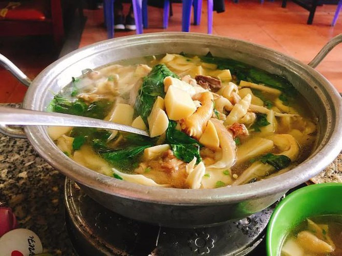 Lẩu gà lá é: Món lẩu này mang đến bạn một hương vị mới lạ và thú vị với món lá é. Cùng họ với hương nhu, húng quế, lá é có vị chua chua, chát chát, khi nhúng vào nồi lẩu gà ngọt lịm thì vừa bùi bùi lại the the tạo nên hương vị ấn tượng.