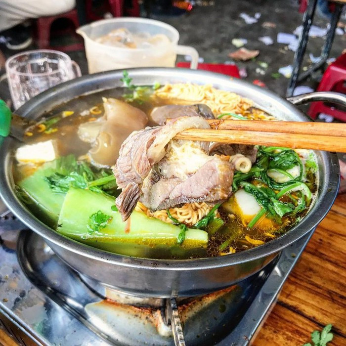 Lẩu bò Ba Toa: Ngoài lẩu gà lá é, lẩu bò Ba Toa cũng là một món lẩu đặc sản bạn nhất định phải thử khi đến Đà Lạt. Món lẩu bò nổi tiếng với những miếng bò dày và mềm thơm ngon.