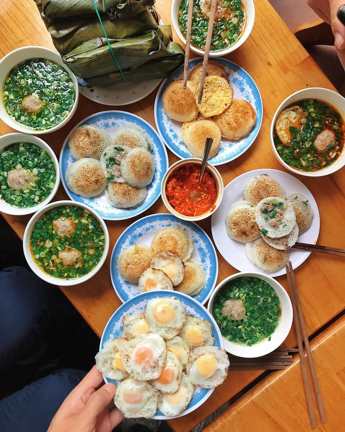 Bánh căn: Du lịch Đà Lạt, bạn chớ nên bỏ qua món bánh căn nóng hổi. Đây là món đặc sản siêu ngon được rất nhiều bạn trẻ tìm kiếm khi đến Đà Lạt. Những chiếc bánh thơm giòn làm từ nguyên liệu chính là gạo cùng các bước chế biến cầu kỳ, phức tạp.