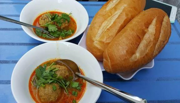 Bánh mì xíu mại: Bánh mì cứ để nguyên thế, xé từng miếng rồi chấm vào bát nước dùng có đầy đủ gia vị, xíu mại. Hương vị cay cay, nồng nồng của món ăn này vô cùng thích hợp với thời tiết Đà Lạt lành lạnh. Du khách cũng có thể chọn ăn bánh mì kẹp xíu mại, đó cũng là trải nghiệm thú vị.