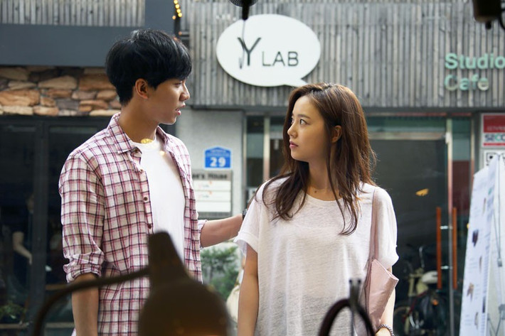 Anh ấy vẫn hỏi han bạn bè về bạn. Trong thời gian yêu nhau, các bạn có thể có bạn chung. Sau khi chia tay, anh ấy vẫn thường xuyên hỏi bạn bè của bạn về bạn, thì có lẽ anh ấy vẫn chưa thể quên bạn.