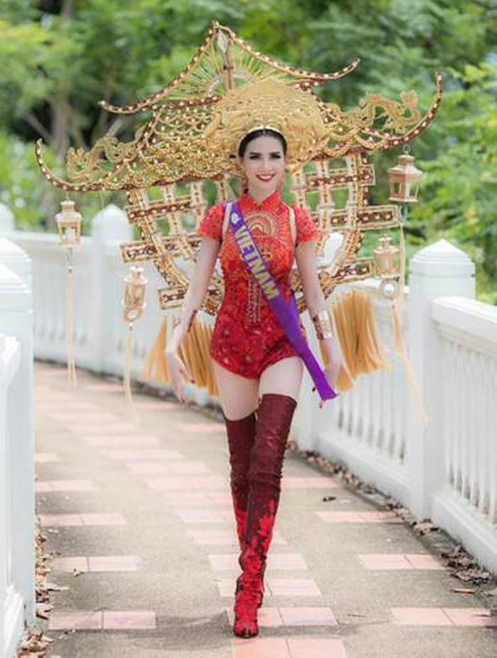 Chính Phan Thị Mơ trước kia cũng bị liệt vào danh sách mỹ nhân Việt mặc áo dài phản cảm khi đi thi nhan sắc quốc tế.