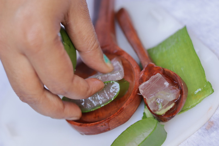 Gel lô hội để trị sẹo do trứng cá: Lấy gel tươi từ cây lô hội và bôi lên toàn bộ da của bạn. Để khoảng 1 giờ trước khi rửa da với nước ấm. Sử dụng gel mỗi ngày một lần để có kết quả nhanh hơn.