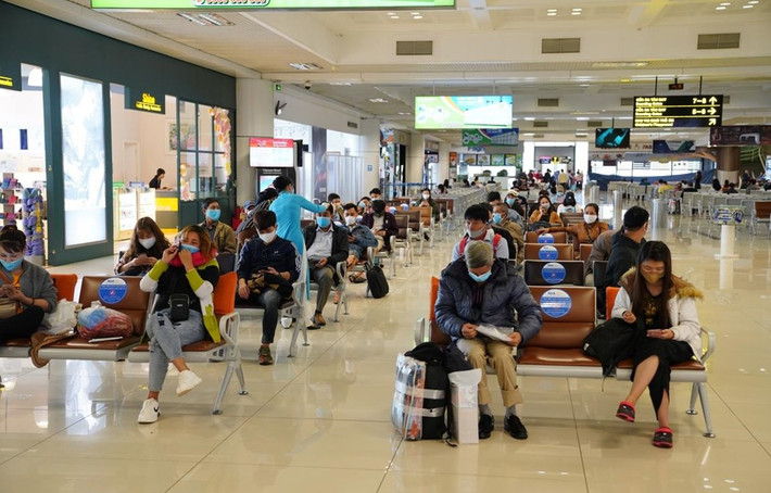 Không dùng chăn và gối của máy bay: Nhằm hạn chế nguy cơ lây nhiễm qua tiếp xúc vật dụng dùng nhiều lần, du khách nên chuẩn bị sẵn chăn và gối cho riêng mình để bảo vệ sức khỏe của bản thân.