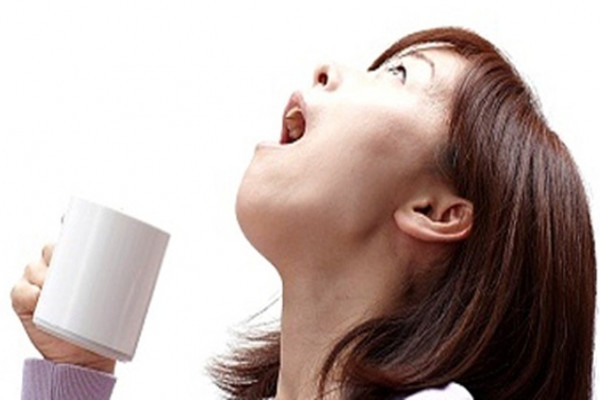 Thường xuyên súc miệng bằng nước muối hoặc nước súc miệng; giữ ấm vùng ngực cổ, uống nước ấm. Cách đúng là súc dung dịch xuống sâu nhất trong vùng cổ. Du khách có thể súc họng trước khi ra ngoài và ngay sau khi trở về nơi cư trú. Mỗi lần súc khoảng 2 phút và 3 lần đưa xuống họng khoảng 15 giây.