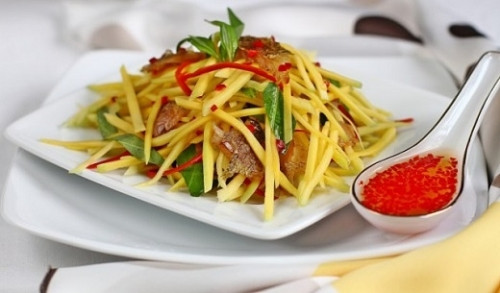 Gỏi xoài khô cá sặc Cần Thơ là món ăn khá nổi tiếng trong ẩm thực Cần Thơ tuy giản dị nhưng làm cho biết bao thực khách “mê mẩn”. Ảnh: Internet. Video "Chế biến món ngon từ nấm đông cô". Nguồn: VTC.