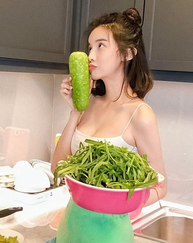 Người đẹp Cao Thái Hà cũng khiến fan “nóng mắt” khi khoe ảnh vào bếp nhưng ăn vận quá đỗi sexy.