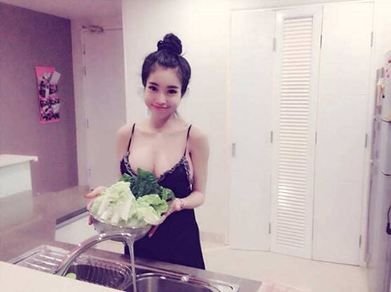 Elly Trần thường diện các bộ cánh mát mẻ, gợi cảm đến “chết người”.