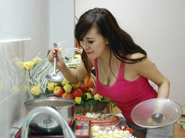 Hot girl Mai Thỏ tranh thủ “khoe” vòng một quyến rũ khó cưỡng khi nấu nướng.