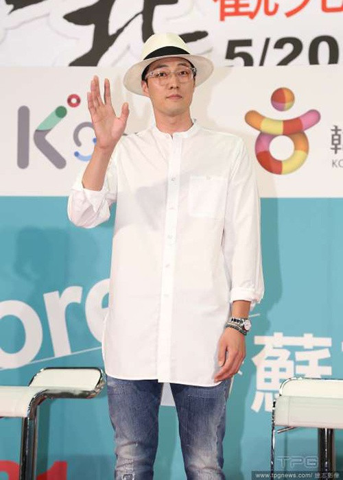 Nam diễn viên So Ji Sub vốn bảnh bao, lịch thiệp trên màn ảnh nhưng ngoài đời, anh lại bị đánh giá kém tinh tế bởi cách lựa chọn trang phục già dặn, khó hiểu.