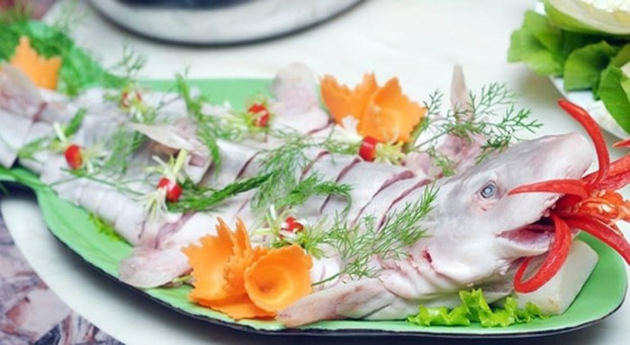 Gỏi cá mập là món đặc sản khi đã thưởng thức bạn rất khó có thể quên được. Một đĩa gỏi cá mập sẽ cho bạn cảm nhận hương vị mềm, thơm của cá với vị cay xé của mù tạt và hòa trộn cùng những nguyên liệu tự nhiên của lá mơ, rau ngổ, vị chát chuối xanh, vị chua của dứa và khế. Ảnh: Internet. Video "Chế biến món ngon từ nấm đông cô". Nguồn: VTC.