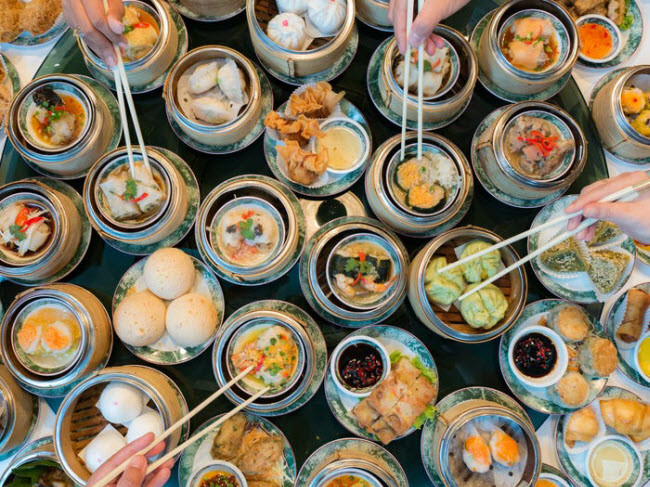 5. Dim sum, Trung Quốc: Dim sum là tên gọi chung của tất cả các món ăn được chế biến theo kiểu bánh gồm một lớp bột mỏng ở bên ngoài, bên trong là nhân. Nguyên liệu chủ yếu của món này chỉ gồm một số thành phần chính như bột gạo, bột mì, các loại hải sản và các loại rau.