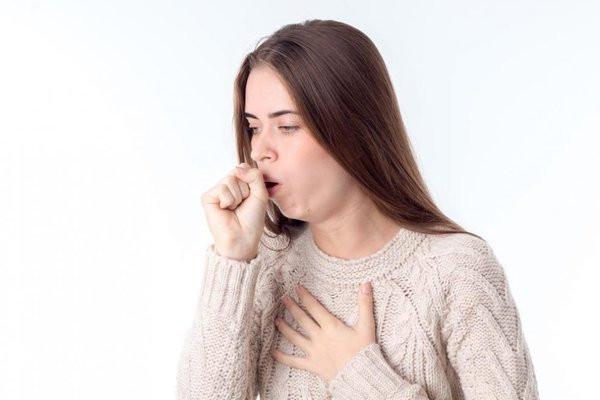 Ho liên tục, khó dứt: Ho có thể bắt nguồn từ nhiều vấn đề khác nhau và nó cũng có thể là dấu hiệu cảnh báo bệnh tim. Cơn ho dai dẳng tạo ra chất lỏng màu hồng có chứa máu là dấu hiệu phổ biến của bệnh suy tim.