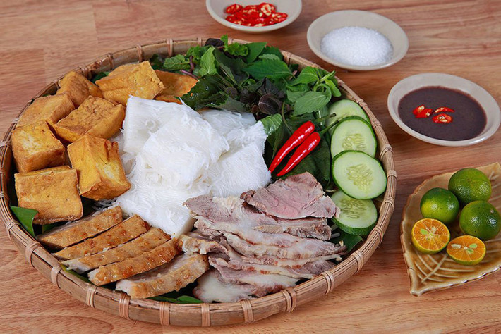 Bún đậu mắm tôm vốn là món ngon rất bình dân nhưng lại khiến nhiều thức khách mê mẩn. Bún đậu chấm chút mắm tôm rồi ăn kèm với kinh giới, tía tô, mùi tàu bạn sẽ cảm nhận được vị thơm của bún, vị béo ngậy của đậu, vị mặn ngọt của mắm tôm pha khéo.