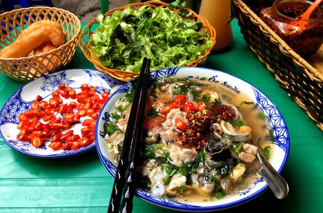 Bún ốc: Bát bún với miếng cà chua đỏ au nằm chen cùng màu trắng của bún, màu xanh của hành, tía tô, màu xám đen của những con ốc chan thứ nước riêu điểm chút váng mỡ vàng ươm luôn là món quà được ưa thích nhất nhì của người Hà Nội.