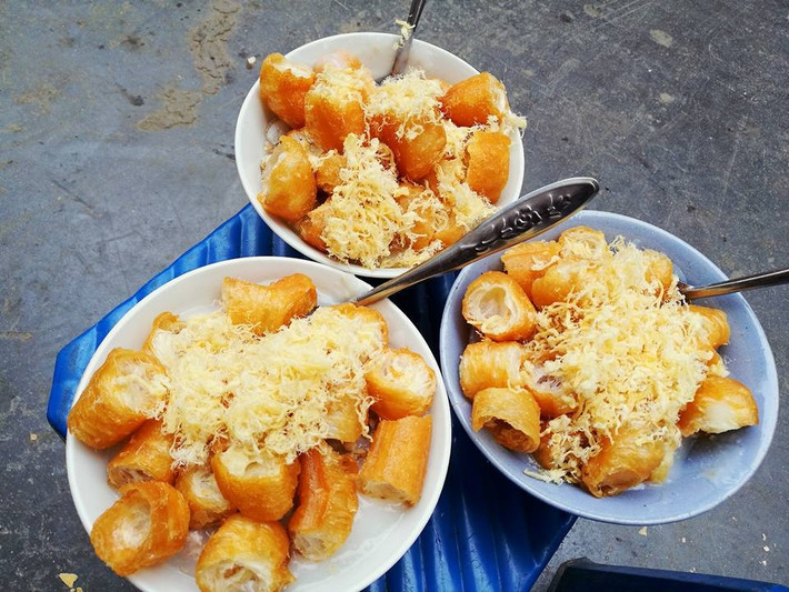 Cháo sườn quẩy là một trong những món ăn phổ biến khắp hang cùng ngõ hẻm của Hà Nội. Không cần cầu kỳ quán xá, một đôi quang gánh xếp bát với thìa, vài chiếc ghế nhựa con con đã đủ để tạo nên một quán cháo sườn quẩy quen thuộc với nhiều thực khách.