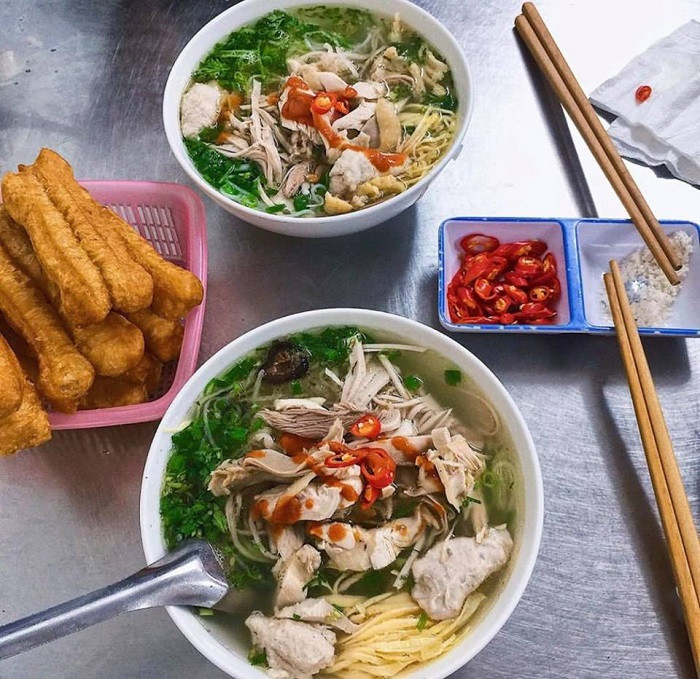 Bún thang Hà Nội là một món ngon Hà thành cầu kỳ nhất. Được làm từ khoảng 20 nguyên liệu để làm bát bún. Có thể kể ra các nguyên liệu chính: trứng gà rán mỏng thái nhỏ, lườn gà xé, giò lụa thái mỏng, tôm, mực, rau răm, mùi tàu… tất cả được rắc lên trên bát bún đẹp mắt và ngon miệng.