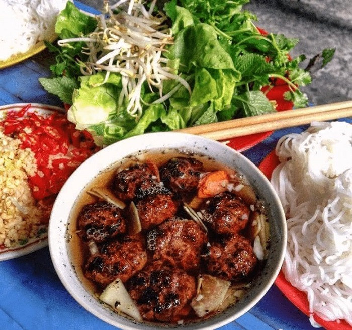 Bún chả: Bên cạnh phở, món ngon Hà Nội được ưa chuộng không kém phần phải kể đến bún chả. Một đĩa bún sợi trắng ngần, xếp bên trên miếng chả băm hay thịt nướng vàng ruộm thơm nức mũi ăn kèm rau sống với bát nước chấm vừa miệng có đủ cà rốt, đu đủ thái mỏng.