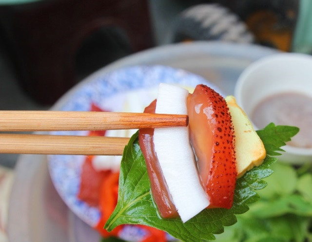 Gỏi sứa đỏ: Để thưởng thức món ngon đặc sắc này, nguyên liệu đi kèm cần phải có đầy đủ bao gồm bỗng, dừa nạo, đậu phụ rán. Bạn quấn các nguyên liệu trên cùng lá tía tô, thêm chút sứa đỏ giòn sần sật và cảm nhận hương vị vừa ngon vừa mát.