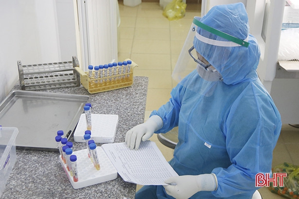 Sở Y tế Hà Tĩnh cũng chỉ đạo quyết liệt các trung tâm YTDP tuyến huyện tăng cường sàng lọc, chỉ định và thực hiện lấy mẫu xét nghiệm với mục tiêu toàn tỉnh lấy được 800 - 1.000 mẫu/ngày chuyển về BVĐK tỉnh và CDC Hà Tĩnh xét nghiệm. Ảnh: Hà Nội mới, BHT, FB. Video "Hướng dẫn tự cách ly tại nhà để phòng dịch Covid-19". Nguồn: VTC Now.