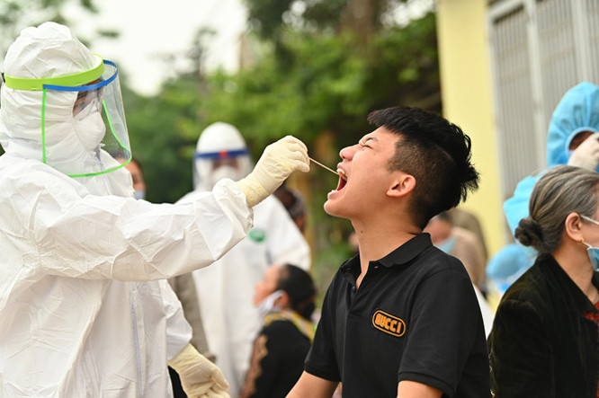 Để bảo vệ bản thân khỏi bị lây nhiễm, họ phải mặc trang phục phòng hộ chuyên dụng trông giống như phi hành gia. Bộ đồ đó rất kín, mặc vào phải làm việc liên tục như một cỗ máy.