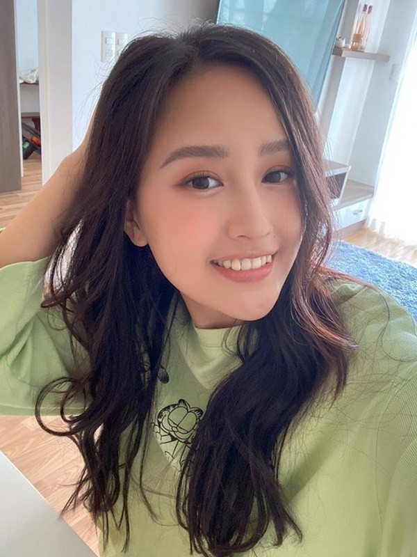 Hoa hậu Mai Phương Thúy trong những ngày tránh dịch ở nhà chỉ mặc áo phông xanh bơ đơn giản mà vẫn đủ xinh xắn.