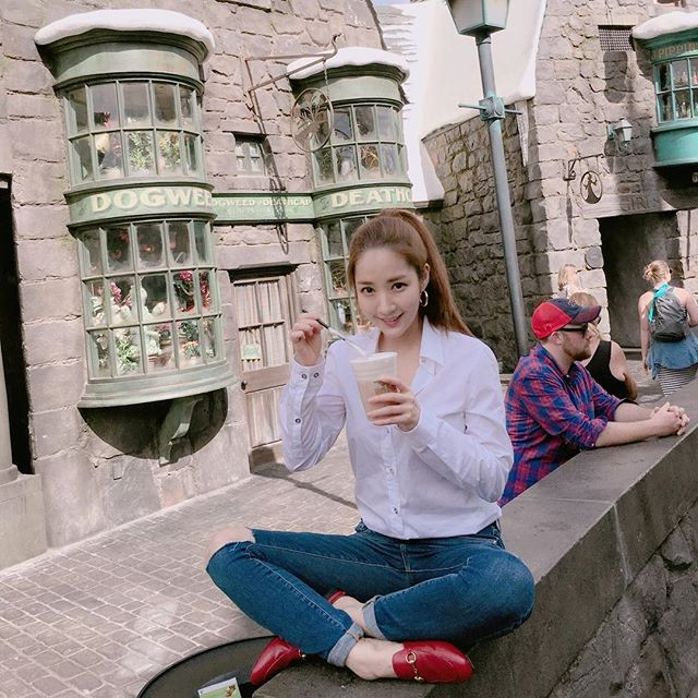 Không khó để bắt gặp Park Min Young trong phong cách thời trang đơn giản với áo sơ mi trắng và quần jean.