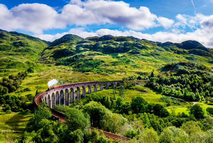 Tuyến đường đến Isles, Scotland. Với tàu hơi nước qua Road to the Isles ở Scotland du khách sẽ vượt qua cầu cạn Glennfinnan đẹp nổi tiếng thế giới qua bộ phim Harry Potter.