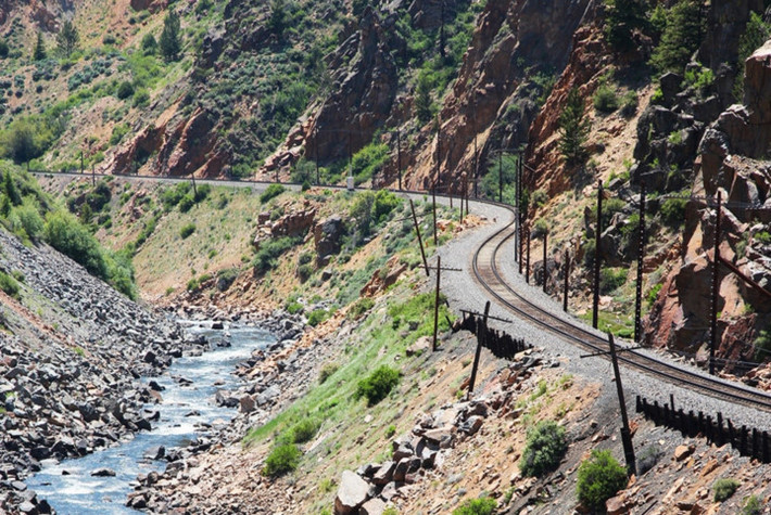 Grand Canyon Railway, Arizona (Mỹ). Đi tàu hỏa dùng máy hơi nước cổ điển qua một số ga tàu lịch sử dọc theo những vách đá khổng lồ của Grand Canyon, du khách sẽ cảm nhận công viên tự nhiên thật sự khác biệt so với sử dụng các phương tiện khác hay đi bách bộ.