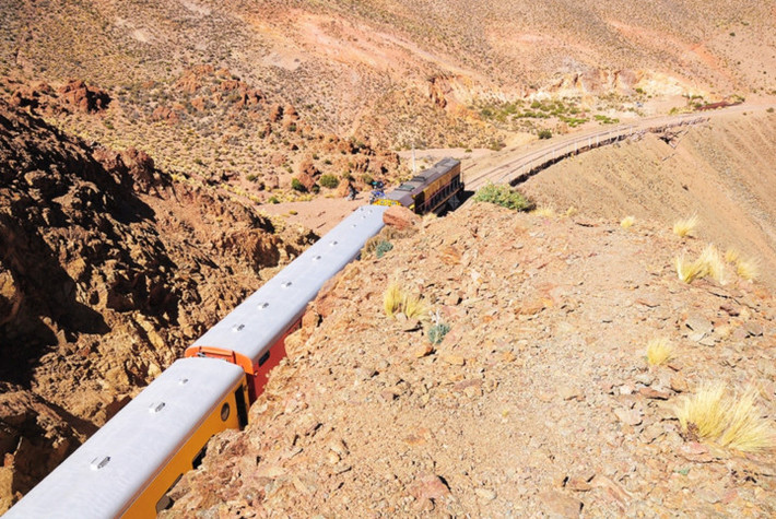 Tren a las Nubes, Argentina. Cung đường Tren a las Nubes (tàu hỏa trong mây) nằm ở độ cao lớn nhất thế giới ở Argentina, nối Salta và biên giới Chile. Hành trình mất 7 giờ, nhưng bù lại, du khách có thể “chui qua những đám mây” thưởng ngoạn những tảng đá đầy màu sắc và những sa mạc rộng lớn.