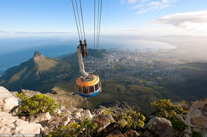 Cape Town của Nam Phi thu hút du khách với những ngọn núi hùng vĩ và khu vườn nho nổi tiếng thế giới.