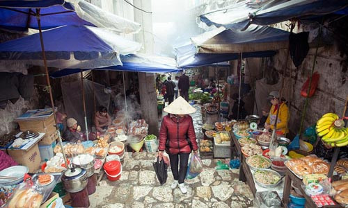 Việt Nam được National Geographic Travel bình chọn là một trong những điểm đến hấp dẫn mùa Thu 2017 bởi đây là thời điểm thời tiết mát hơn và ít mưa hơn. Những khu chợ thực phẩm đầy màu sắc ở Hà Nội phục vụ rất nhiều món ăn như phở, cà phê. Khi đến Hội An, du khách nên thử món chè mè đen cũng như món cao lầu nổi tiếng của vùng đất miền Trung. Trong khi đó, TP.HCM nổi tiếng với món hủ tiếu và bánh xèo.