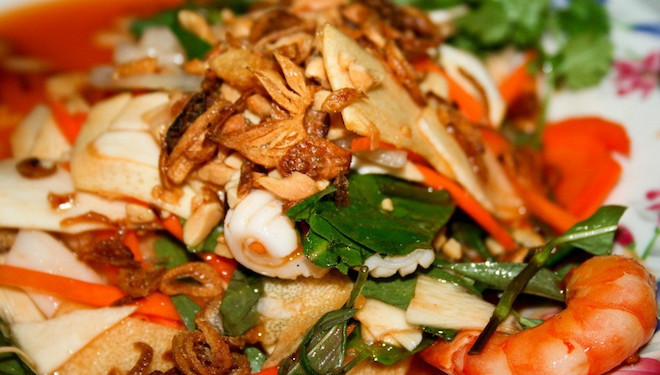 Khi lột bỏ vỏ củ dừa bên ngoài, người ta thu được củ hũ dừa, đây là phần ngon nhất trong quả dừa để đem chế biến thành nhiều món ăn hấp dẫn như củ hũ dừa xào lòng gà, xào tôm, củ hũ dừa bóp xổi, củ hũ dừa nấu tôm thịt, gỏi củ hũ dừa, canh củ hũ dừa nấu thịt viên… hoặc đôi khi chỉ để dùng ăn sống vẫn có thể cảm nhận được vị ngọt, giòn, chất tươi trong từng miếng củ hũ dừa.
