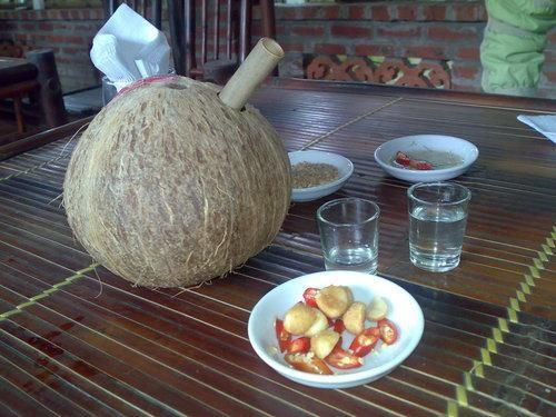 Rượu dừa tuy không xuất sắc nhưng lại mang một hương vị rất riêng, độc đáo nhất là rượu được lên men ngay trong trái dừa. Rượu khi ủ chín thường có màu trắng ngà, vẩn đục với những chấm xác dừa bên trong. Rượu ngon là loại có vị ngọt mát với hương thơm đặc trưng của dừa bản xứ.