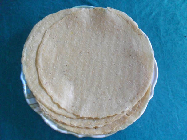 Bánh tráng sữa được làm từ các nguyên liệu gồm dừa, bột gạo, pha với bột sắn, nước, đường, mè, đậu xanh, lá dứa, sầu riêng tuân thủ theo một tỉ lệ nhất định. Sau đó, người ta đem đi tráng bánh, rồi phơi 3 - 5 ngày là có thể dùng được. Nhai miếng bánh tráng sữa đầu tiên ta sẽ cảm nhận được vị bùi béo của nước cốt dừa kết hợp với độ mịn, mềm của bột gạo và bột sắn, cùng mùi thơm của sầu riêng.