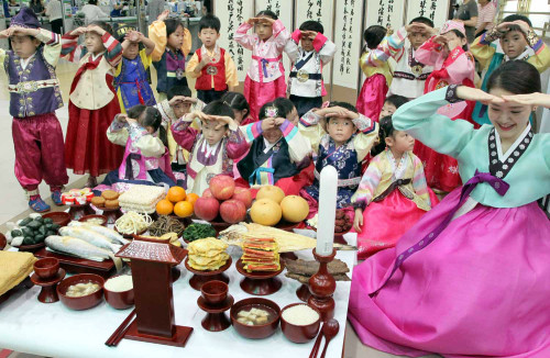 Trong khi đó, Tết Trung thu ở Hàn Quốc được gọi là Chuseok. Đây là một lễ hội thu hoạch lớn và thường được tổ chức từ những đêm trước ngày rằm và chỉ kết thúc sau ngày 15/8 âm lịch.