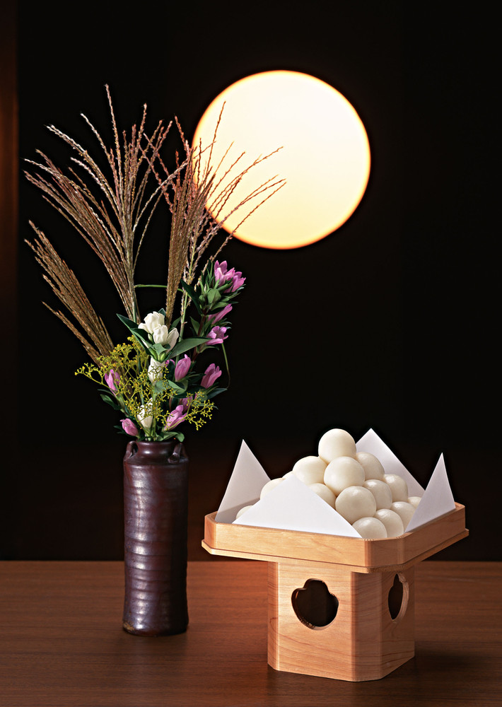 Người Nhật Bản gọi Tết Trung thu là Tsukimi hoặc Otsukimi (có nghĩa là “ngắm trăng”). Theo truyền thuyết của người dân Nhật Bản, Tết Trung thu gắn liền với hình ảnh Thỏ Ngọc.