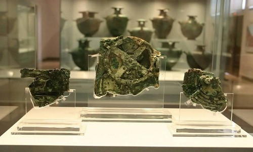 Antikythera gây bất ngờ khi có thể phỏng đoán vũ điệu của mặt trời và mặt trăng trong hàng thập kỷ và tính toán khoảng cách giữa mặt trăng và trái đất.
