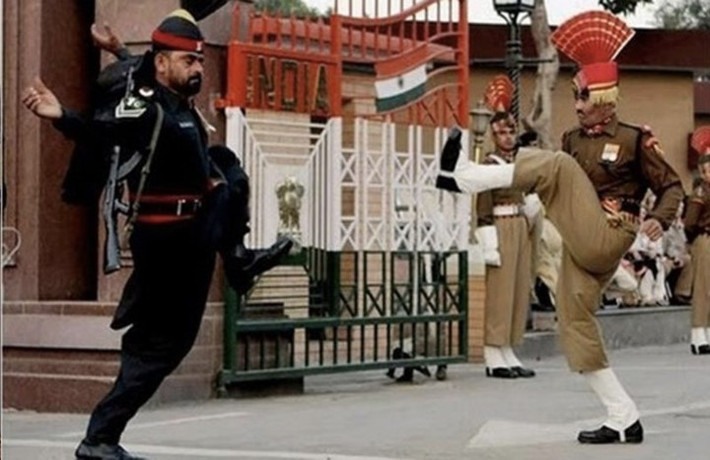Ấn Độ và Pakistan. Một trong những biên giới đáng chú ý nhất là ở Ấn Độ và Pakistan, với những cảnh tượng hàng ngày khi cờ được hạ xuống. Cảnh sát ở cả hai nước cố gắng vượt qua nhau bằng các điệu múa dưới sự cổ vũ của đám đông.