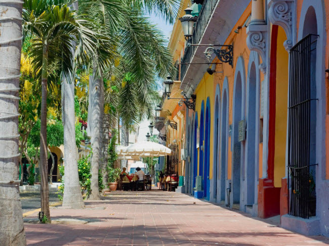 Thị trấn nghỉ dưỡng nằm trên bờ biển Thái Bình Dương của Mexico nổi tiếng với những bãi biển đẹp và lịch sử lâu đài. Nhiều tòa nhà thế kỷ thứ 19 được trùng tu và cải tạo thành nhà hàng hay triển lãm nghệ thuật. Mazatlán cũng là một trong điểm đến sôi động về đêm ở Mexico.