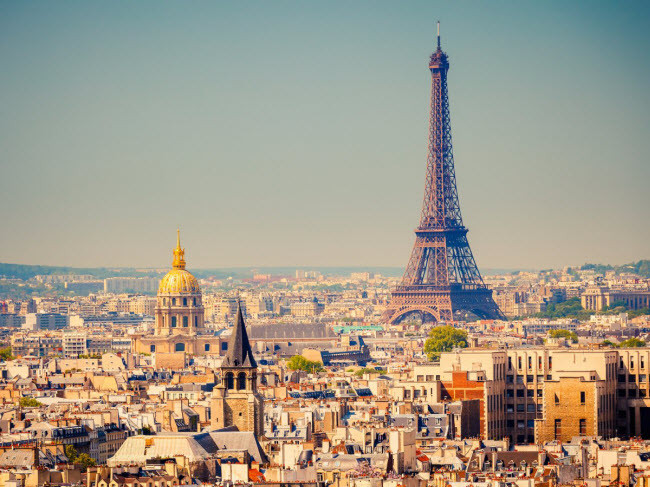 Đây là thời điểm lý tưởng dành cho du lịch xa xỉ tới thành phố Paris, khi khách sạn Hôtel de Crillon và The Ritz vừa mở cửa trở lại sau thời gian nâng cấp. Trong khi tháp Eiffel vẫn là điểm đến hấp dẫn nhất, những địa điểm khác như lâu đài Fontainebleau và Vaux-le-Vicomte cũng là lựa chọn không tồi.
