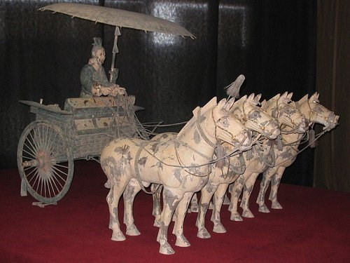 Đội quân đất nung được chôn theo Hoàng đế Tần Thủy Hoàng trong thời gian từ năm 210 - 209 TCN. Mỗi bức tượng trong nhiều tư thế như đứng thẳng cúi đầu, cầm những vũ khí thật như cung, giáo, mác hay cưỡi xe ngựa với các cỗ xe và ngựa cũng làm bằng đất.