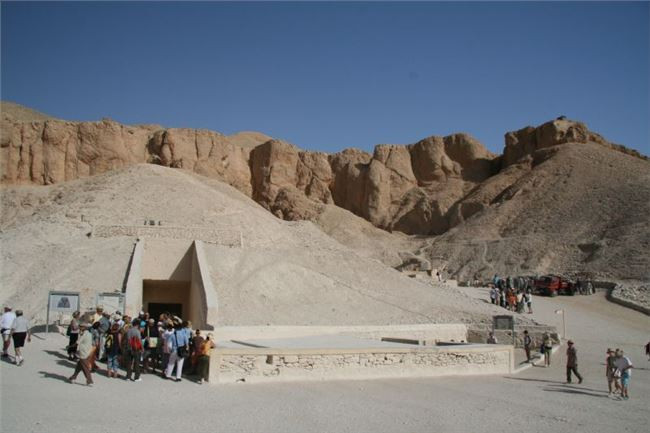 Tutankhamun là một trong những pharaoh nổi tiếng nhất Ai Cập cổ đại. Chính vì vậy, nhà khảo cổ Howard Carter và nhóm của mình phát hiện ra lăng mộ của pharaoh Tutankhamun ở Thung lũng các vị Vua năm 1922 là sự kiện quan trọng và có ý nghĩa lớn.