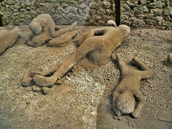 Vụ phun trào núi lửa này còn khiến gần như toàn bộ dân cư ở Pompeii thiệt mạng. Cũng nhờ tro bụi núi lửa mà thi hài các nạn nhân và các công trình kiến trúc ở Pompeii được bảo quản khá nguyên vẹn trong suốt hàng ngàn năm.