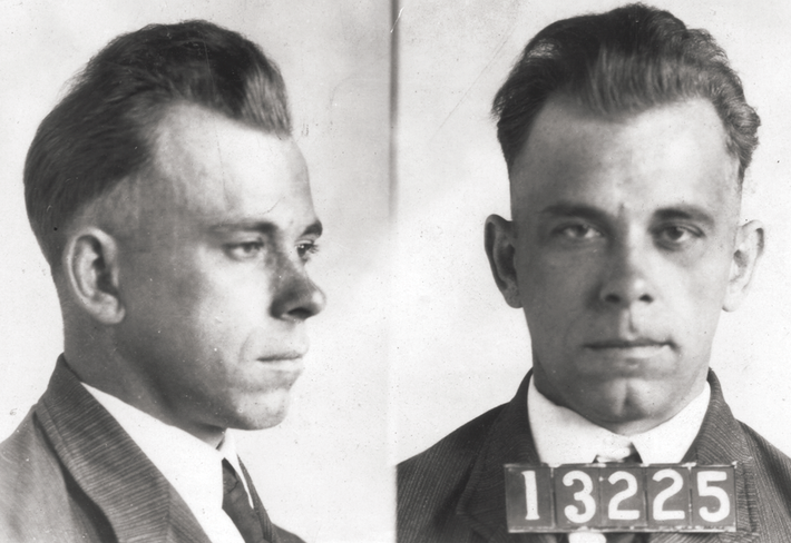 John Dillinger - tên tội phạm khét tiếng của nước Mỹ - gây chú ý khi thực hiện nhiều cuộc vượt ngục táo bạo. Trong đó nổi tiếng nhất là cuộc vượt ngục năm 1934. Sau khi bị bắt vì trộm ngân hàng, Dillinger được đưa tới nhà tù Hạt Lake với hệ thống an ninh nghiêm ngặt có cả cảnh sát vũ trang và lực lượng vệ binh quốc gia canh gác.